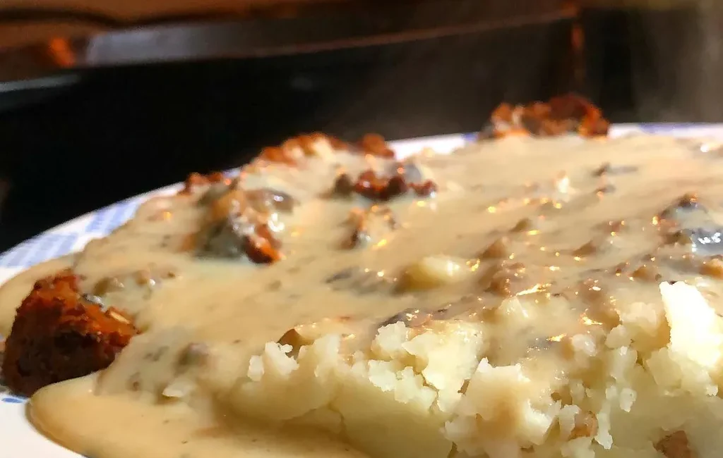 Mashed potatoes with gravy